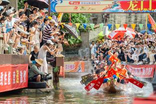 Giới truyền thông nói về cảnh ngộ bóng đá Trung Quốc: Quy tắc vào rổ bị thổi bay, đạp mặt bạn cũng không cho bài